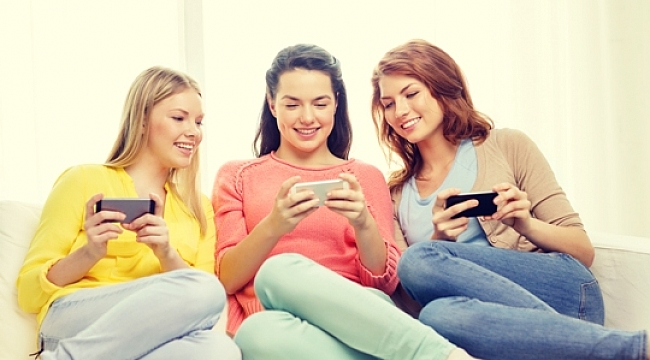 KADINLAR MOBİLDE ERKEKLERDEN DAHA FAZLA VAKİT GEÇİRİYOR