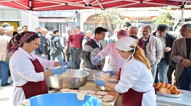 Lapseki AK Parti İlçe Başkanlığı Kandil lokumu dağıttı