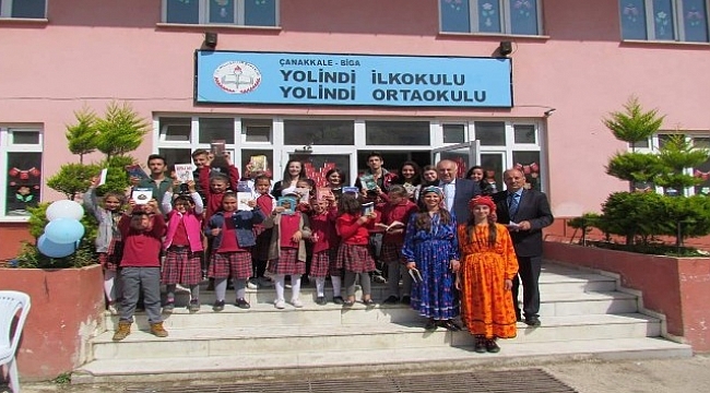 Biga Hamdibey Mesleki ve Teknik Anadolu Lisesi öğrencilerinden kardeş okuluna kitap hediyesi