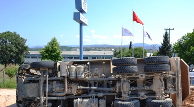 Çanakkale'de Kamyon Devrildi