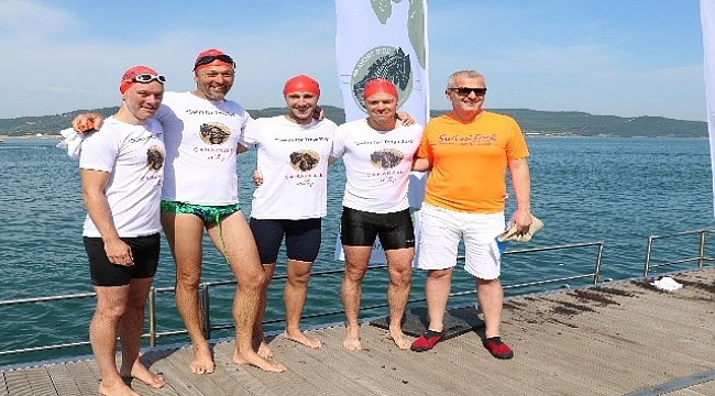 ‘Troya Yılı’ için Boğazı yüzerek geçtiler
