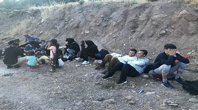 Yunanistan’ın Midilli Adası’na kaçmak yapmak isteyen 75 mülteci yakalandı.