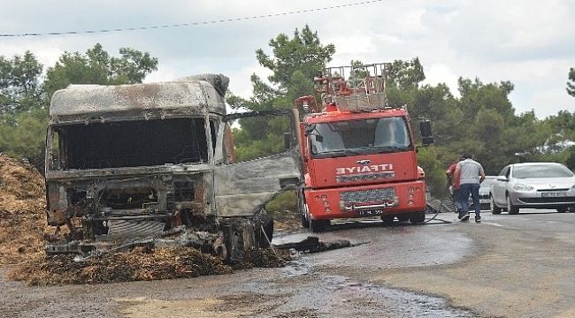 Çanakkale’de saman yüklü TIR yandı