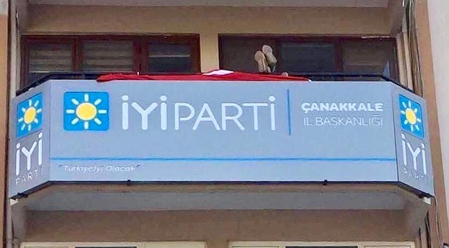 İYİ Parti İl Başkanlığı balkonunda ayaklarının altına Türk Bayrağı'nı almış. İşte rezaletin fotografı...