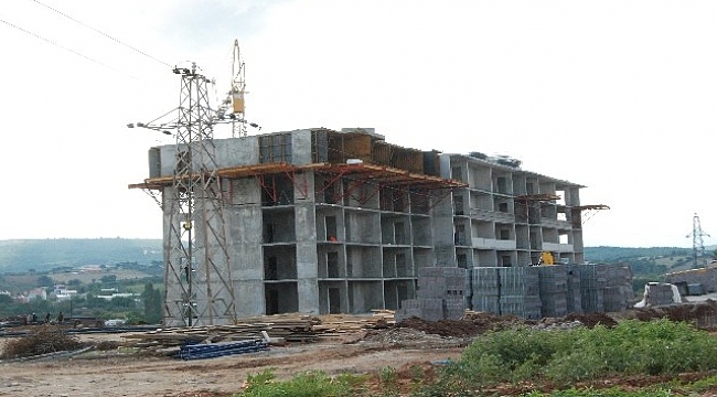 Beton kalıbını sökmek isterken 4.kattan aşağı düştü