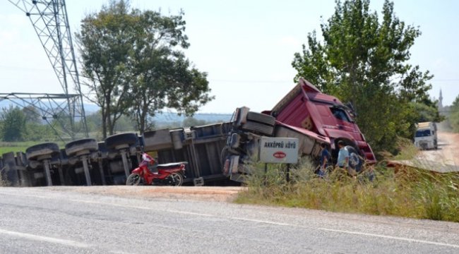 Biga'da Buğday Kepeği Yüklü Kamyon Devrildi