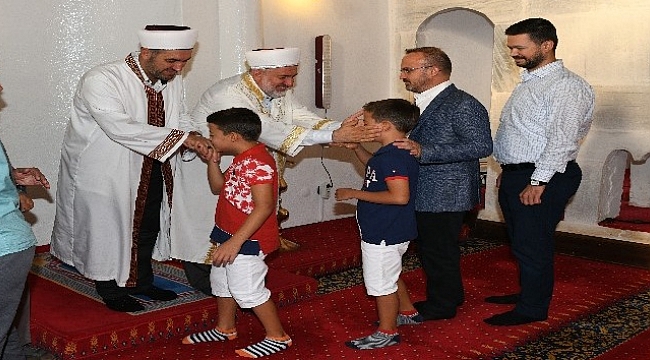 Turan, Bayram namazını baba ocağında kıldı