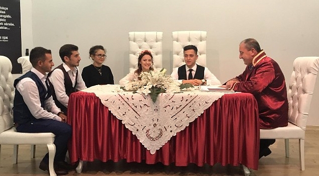 Anneannesinin 62 yıllık gelinliğini giydi