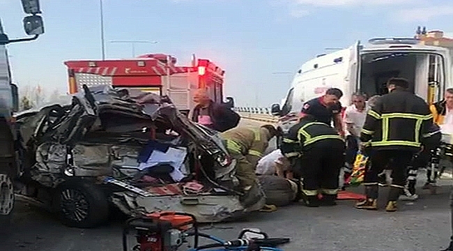Çanakkale’de feci kaza! Kamyonun arkadan çarptığı otomobildeki 4 işi yaralandı.
