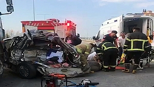 Çanakkale’de feci kaza! Kamyonun arkadan çarptığı otomobildeki 4 işi yaralandı.
