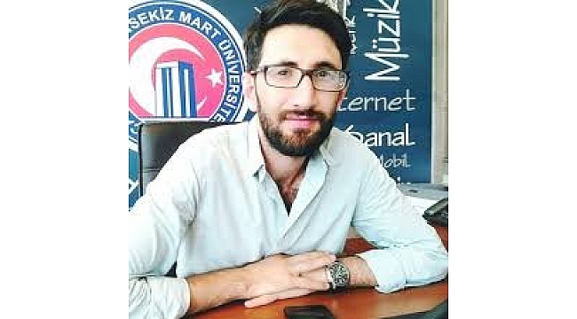 “MİLLET KOYDU GENE” DİYEN VURAL BULUT’U, ÇOMÜ KAPI ÖNÜNE KOYDU