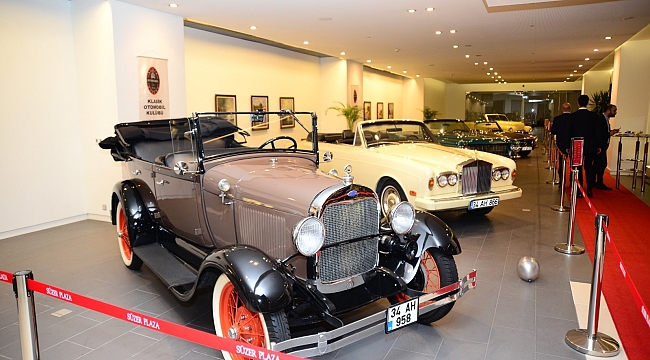 Klasik Otomobiller Sergisi Süzer Plaza'da