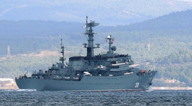Rus mürettabat güvertede sıralandı, savaş gemisi boğazdan geçti