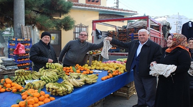 Başkan Basri Ulaş halk pazarında vatandaşlara ücretsiz file dağıttı.