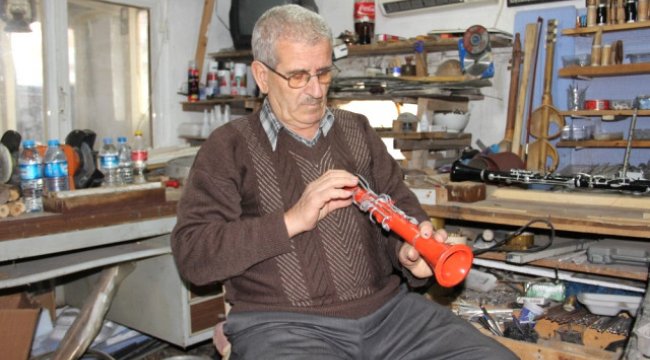 Bıçak, Törpü, Cam Kırığı, ve Zımpara Kullanarak Tamamen El İşçiliğiyle Klarnet Yapıyor