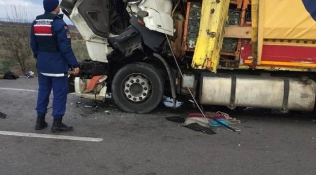 Koyun Sürüsüne Çarpmamak İçin Frene Basan Tıra Başka Tır Çarptı