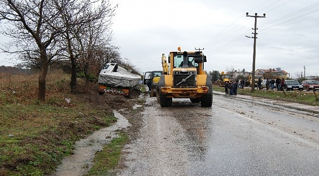 Yoldan çıkan TIR bahçeye daldı