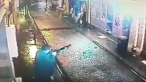 Çanakkale'de bir iş yerine yapılan silahlı saldırı anı güvenlik kamerasına yansıdı.
