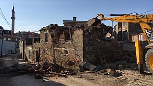 Depremde hasar gören binaların yıkımına başlandı