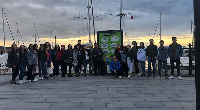 ÇOMÜ öğrencileri kadın erkek eşitliğine afişlerle dikkat çekti