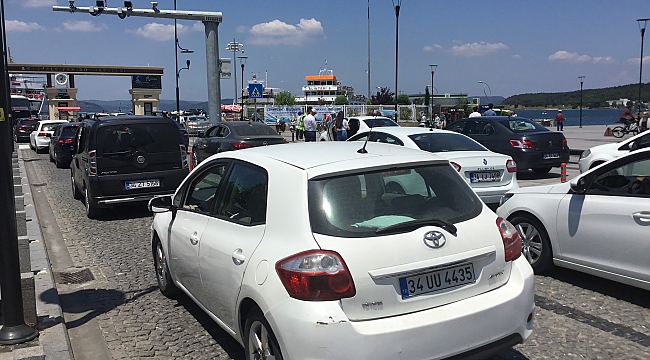 Çanakkale'de feribot iskelesinde uzun araç kuyrukları oluştu