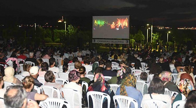 Çanakkale Belediyesi tarafından Özgürlük Parkı’nın eşsiz manzarasında geleneksel olarak düzenlenen Açık Hava Sinema Geceleri Yeşilçam klasikleri ile başladı.