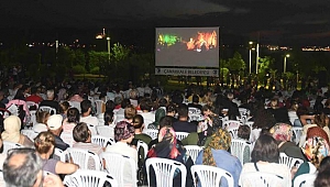 Çanakkale Belediyesi tarafından Özgürlük Parkı’nın eşsiz manzarasında geleneksel olarak düzenlenen Açık Hava Sinema Geceleri Yeşilçam klasikleri ile başladı.