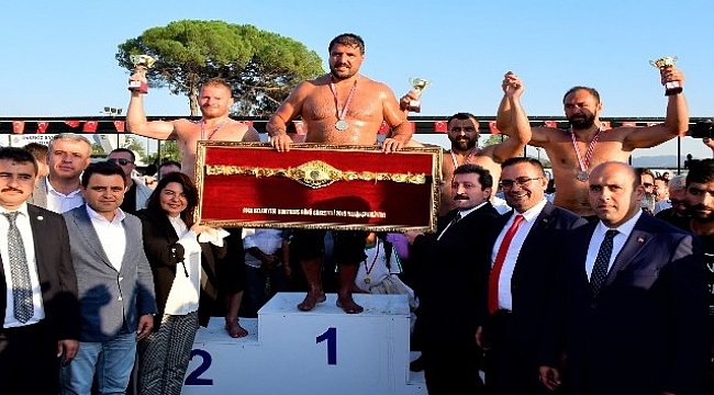Biga Kurtuluş Güreşleri'nde başpehlivan Recep Kara oldu