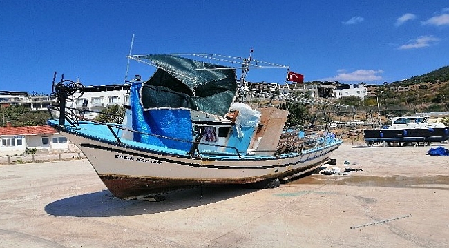 Çanakkale'de trol teknesinin çarptığı teknedeki 10 kişi ölümden döndü