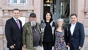 İSKENDEROĞLU, YAPRAKLARDA TROYA EFSANESİ SERGİSİNİ ZİYARET ETTİ