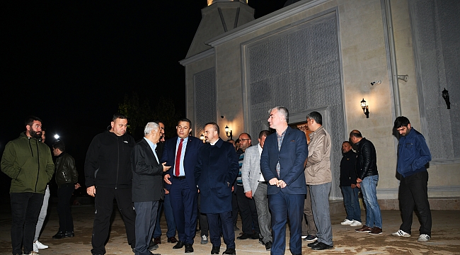 Turan, ibadete açılan camiyi gezdi.