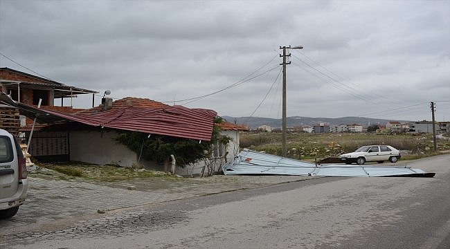 Biga'da fırtına nedeniyle adliye sarayının çatısı uçtu