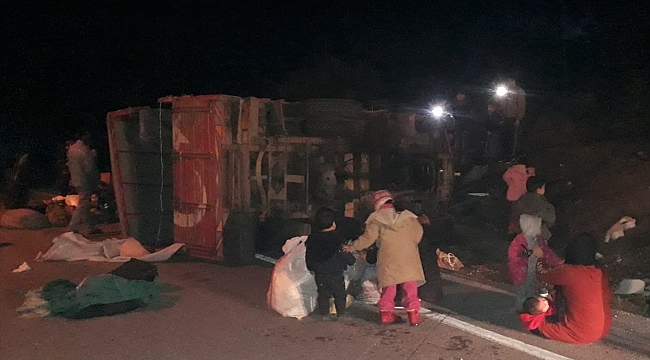 Çanakkale'de düzensiz göçmenleri taşıyan kamyon devrildi: 32 yaralı