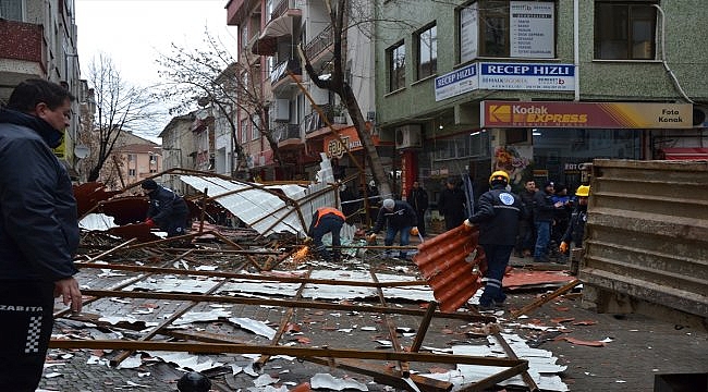 Çanakkale'de fırtına apartmanın çatısını uçurdu