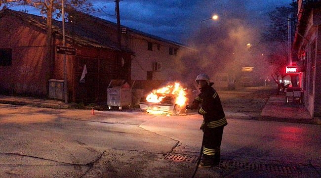 Edirne'de hareket halindeki araç yandı