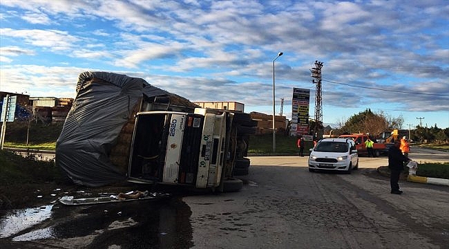 Gelibolu'da saman balyası yüklü kamyon devrildi: 2 yaralı