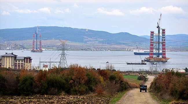 "Simgelerin köprüsü"nde kırmızı beyaz kulelerin üçte biri göründü