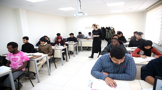 Türkçe öğrenen uluslararası öğrenciler akademik hayata öz güvenle başlıyor