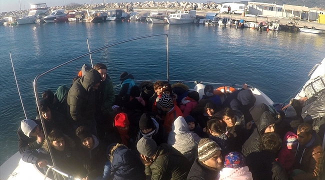 Ayvacık açıklarında lastik botta 36 düzensiz göçmen yakalandı