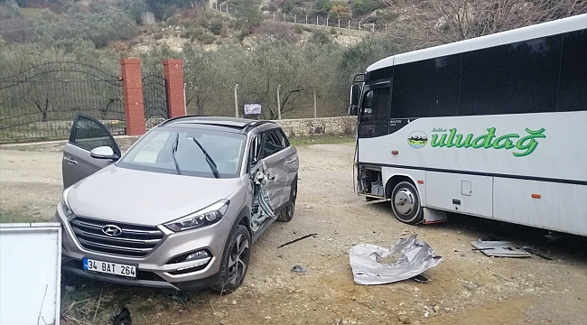 Çanakkale'de midibüs ile cip çarpıştı: 3 yaralı