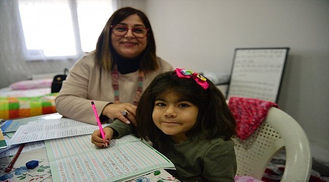 Çanakkale'de böbrek yetmezliği hastası İrem evde karne heyecanı yaşadı