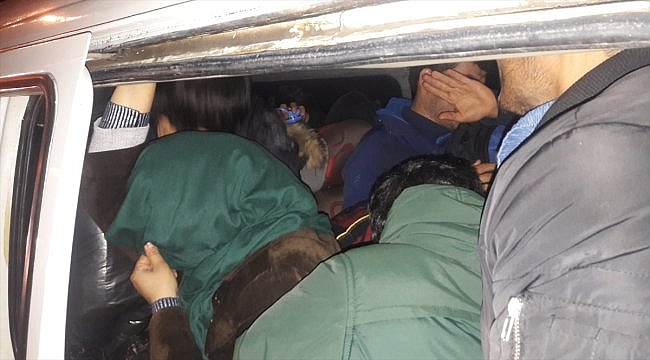 Çanakkale'de panelvanda 22 düzensiz göçmen yakalandı