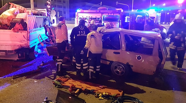Kırmızı ışıkta bekleyen kamyonete otomobil çarptı: 2 yaralı