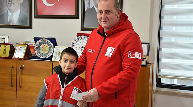 Kumbarasında biriktirdiği parayı depremzedelere gönderdi