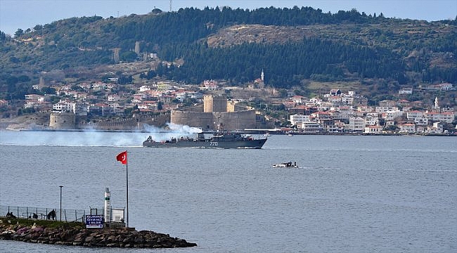 Rus askeri gemileri Çanakkale Boğazı'ndan geçti