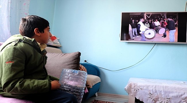 Taşımakta zorlandığı davulu çalmaktan vazgeçmiyor