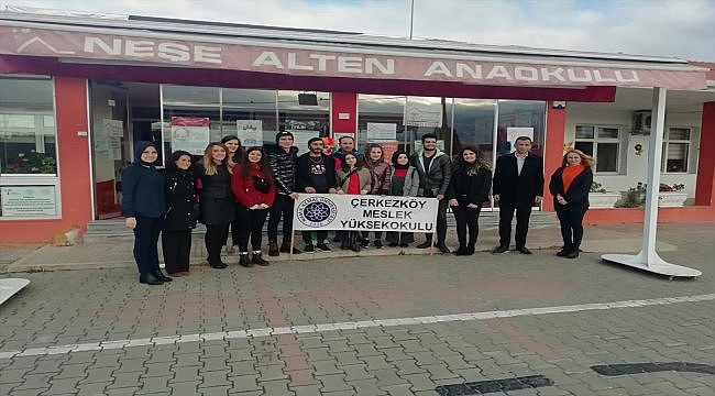 Üniversite öğrencileri "özel çocuklar"ın yüzünü güldürüyor