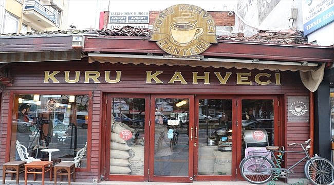 Asırlık kuru kahveci üç nesle ekmek kapısı oldu