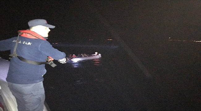 Ayvacık açıklarında durdurulan iki lastik botta 78 düzensiz göçmen yakalandı