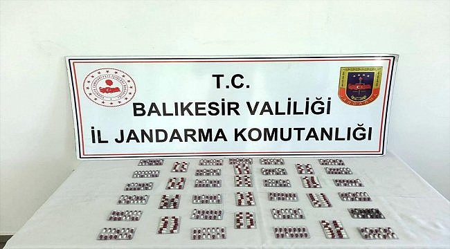 Ayvalık'ta durdurulan otomobilde uyuşturucu haplar ele geçirildi